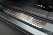 Avisa stříbrná saténová ocelová ochrana prahu ražený "Lines" (4dílný) S60 III 2018->, V60 II kombi 2018->, V60 II CROSS COUNTRY 2018->stb.