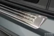 Avisa stříbrná saténová ocelová ochrana prahu ražený "Lines" (4dílný) S60 III 2018->, V60 II kombi 2018->, V60 II CROSS COUNTRY 2018->stb.