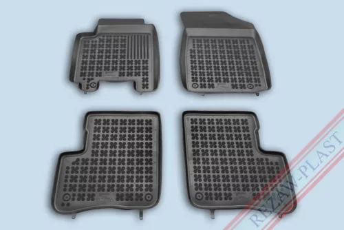 Rezaw černé gumové autokoberce TOYOTA Yaris I 1999 - 2005 5-dveřový, s výřezem pro hasicí přístroj