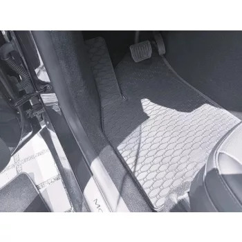   Rigum přesně padnoucí Gumové autokoberce Tesla Model Y 2025- pro Juniper!